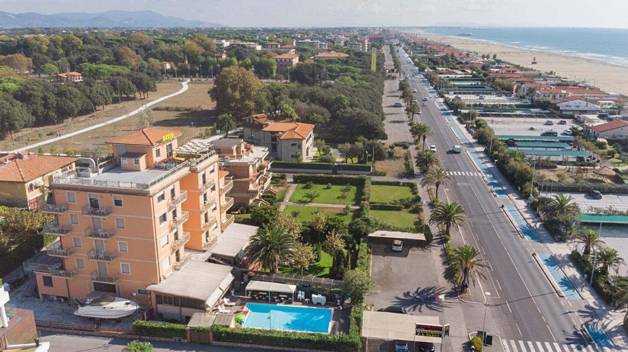 Hotel Bixio Camaiore Bagian luar foto